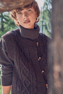 Picture of BARNEY SLEEVELESS CABLE KNIT WOOL GILET
